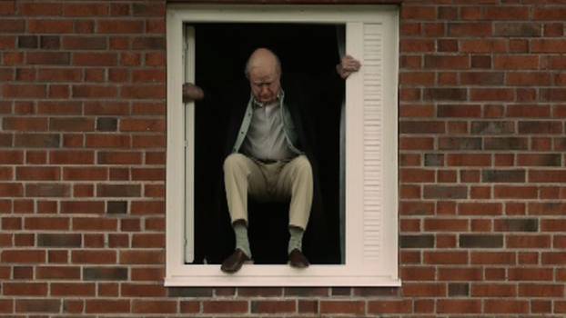  Stoletý stařík, který vylezl z okna a zmizel